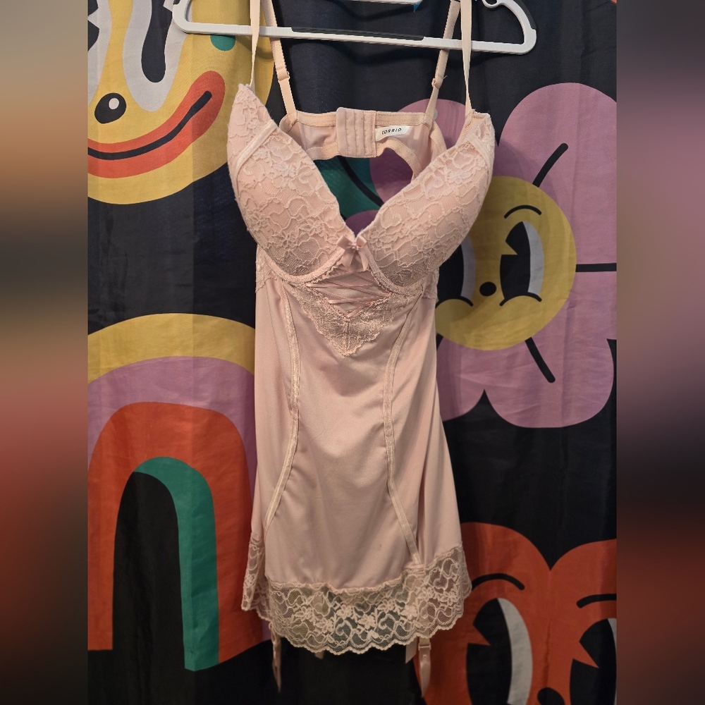 Torrid Elegant Lace Trim Nude Chemise Slip Garter Clips Built In Bra Size 1
